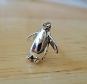ÚNICO Pendiente de Plata de Ley PEQUEÑO 11x10mm Lindo Pingüino Poste - Imagen 1 de 3