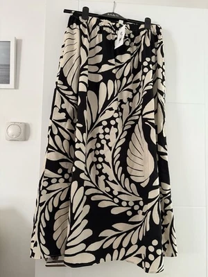Women’s Black And White Skirt From H&M Size Small Brand New - Image 1 of 4