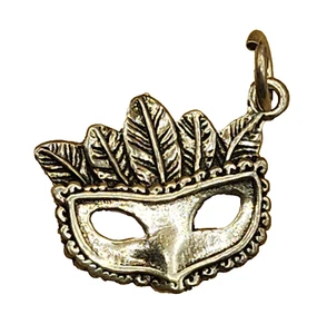 Máscara de plata esterlina 925 Mardi Gras plumas mascarada encanto, 3/4" x 1/2" usado en excelente estado - Imagen 1 de 10