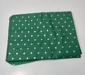 Tela JoAnn verde y plateada metálica lunares estampado algodón en más de una yarda - Imagen 1 de 2