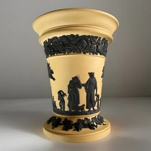 Jarrón de jaspe amarillo Wedgwood Craneware con basalto negro aplicado, 1867 - Imagen 1 de 12