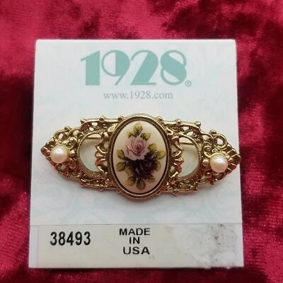 Broche de barra de acrílico ovalado de aspecto vintage de 1928 en tarjeta tono dorado imitación perla Foto 1 de 4