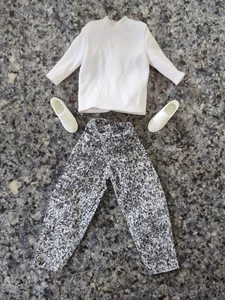 Vêtements poupée Barbie Ken vintage tenue chemise blanche avec pantalon de lavage à l'acide chaussures - Photo 1/15