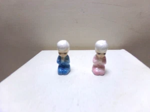 Vintage Praying Children Kneeling Figurines Boy and Girl Minitures Bone China - Bild 1 von 4