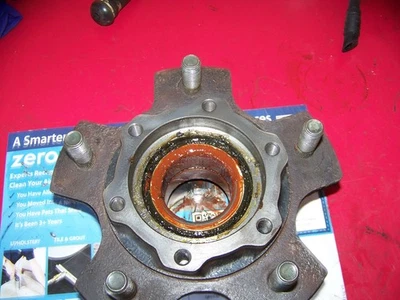'96-'98 4WD GEO TRACKER SUZUKI SIDEKICK FRONT WHEEL HUB - Image 1 of 4