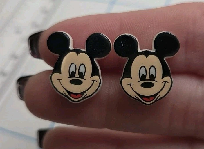 Aretes de plástico con tachuelas de metal de Mickey Mouse de colección Foto 1 de 4
