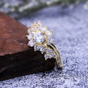 Anillo de compromiso nupcial con racimo de diamantes creado en laboratorio de 2 quilates enchapado en oro amarillo de 14 quilates - Imagen 1 de 5