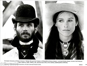 1976 Vintage Photo wearing hats actor Joel Grey actress Geraldine Chaplin - Picture 1 of 2