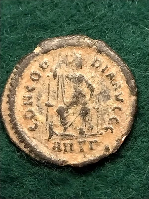 THEODOSIUS I AE Nummus/Follis Concordia, Victory, 19 mm, 2.4 gr - Image 1 of 2