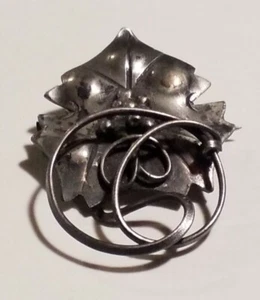 Vintage Silver Color Metal Brooch Hat Tie Lapel Pin Pinback Leaf & Twisted Vines - Picture 1 of 9