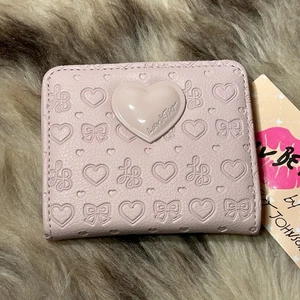 Cartera francesa a presión Betsey Johnson nueva con etiquetas - Corazones y lazos en relieve - Bonito rubor - Imagen 1 de 4