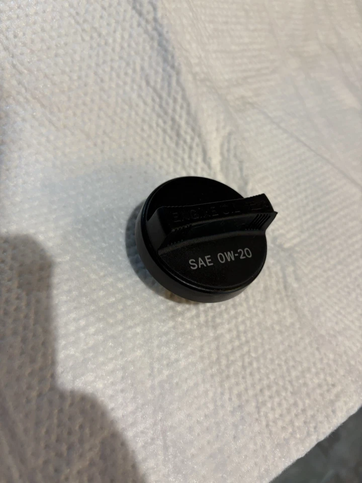 Tampa de enchimento de óleo Toyota Prius Corolla 2016-2023 0w20 fabricante de equipamento original 12180-0p021 - fabricante de equipamento original “0w20” - Imagem 1 de 4