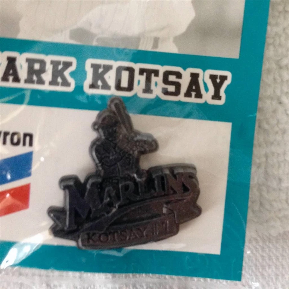 FLORIDA MARLINS MARK KOTSAY PIN SGA 7/7/2000 SORTEO ESTADIO miami Foto 1 de 1