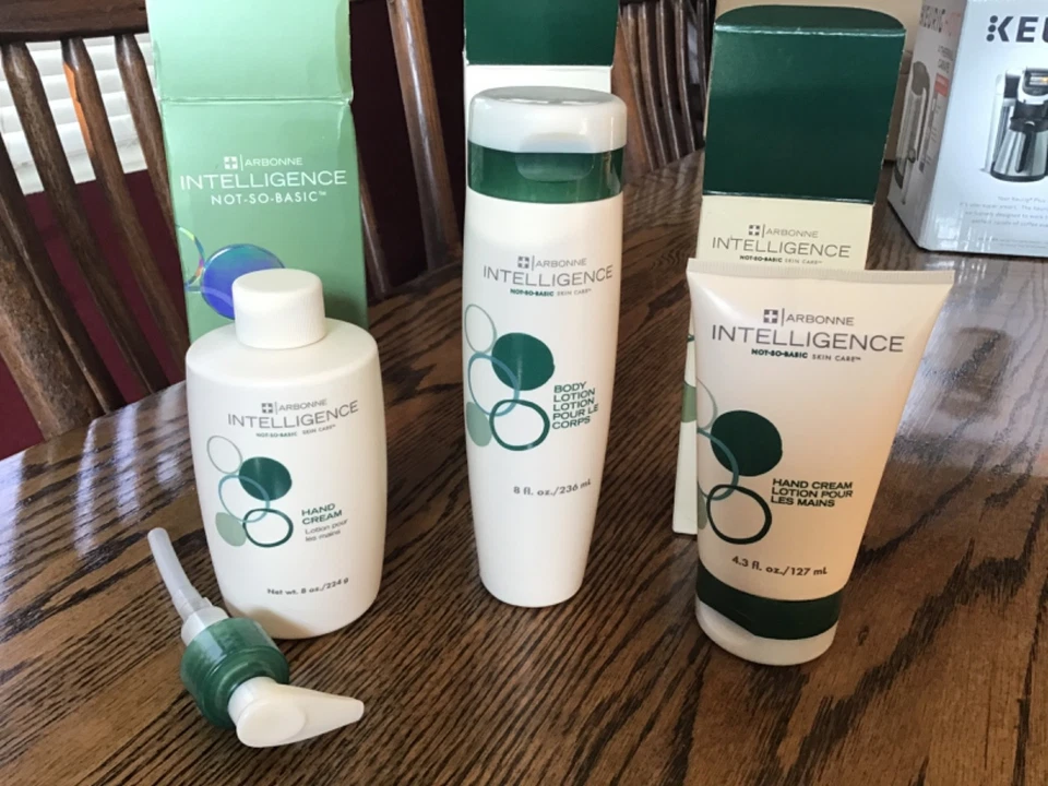 Nuevo paquete de 3 lociones corporales y crema de manos ARBONNE Intelligence no tan básicas Foto 1 de 3