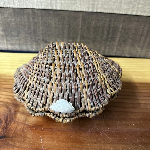 Vintage Clam Shell Shaped Wicker Woven brown Basket Hinged Boho Chic Cover