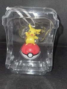 Hallmark 2023 Pokemon Pikachu Rosso Poke Ball Decorazione Natalizia - Foto 1 di 4