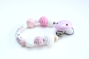 ♥Schnullerkette mit Namen Mädchen♥ Häkelperlen Hexagon ♥ Babygeschenk rosa weiss - Bild 1 von 3