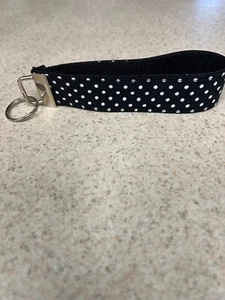 Schlüsselanhänger Anhänger - Armband-Stil - Teeny kleine weiße Tupfen auf schwarzem Hintergrund - Bild 1 von 1