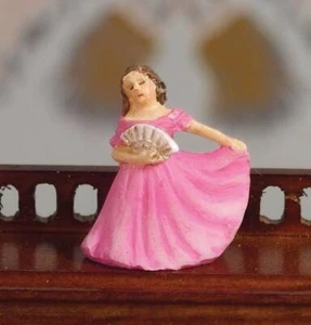 Casa de muñecas miniatura ornamental dama en Cerise - Imagen 1 de 1