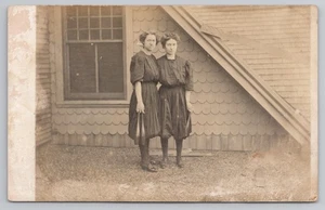 Tarjeta postal RPPC de dos mujeres en disfraces de baño, escena en la azotea de la década de 1960 - Imagen 1 de 2