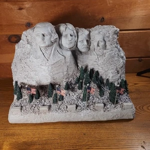 Túnel de tren iluminado Hawthorn Village Mount Rushmore - Imagen 1 de 8