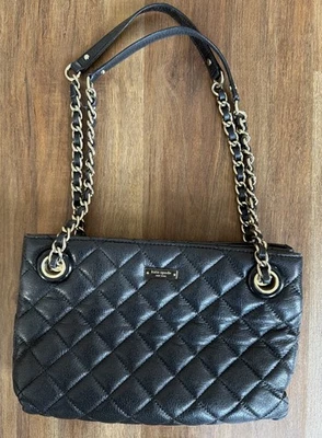 Bolso de hombro Kate Spade de cuero acolchado negro con asas de cadena Foto 1 de 4