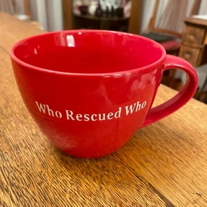 Taza de café roja Who Rescued Who de Signature - Imagen 1 de 5