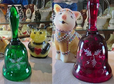 Мэрилин Вагнер — 2 зимних мини-колокольчика H/P — рубиново-красный, изумрудно-зеленый — Fenton - Изображение 1 из 4