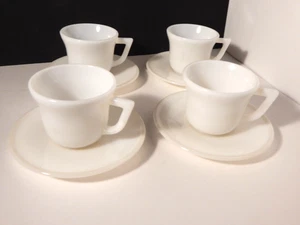 4 Tassen & 4 Untertassen Vintage Kinder Teeservice weiß Milchglas Hasel Atlas - Bild 1 von 5