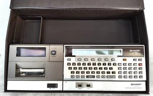 Sharp CE-150 – Drucker und PC-1500 Pocket Computer - Afbeelding 1 van 4