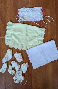 Vintage Baby Mädchen ausgefallenes 10-teiliges Set Kissenbezüge Kragen Socken Booties rosa Spitze - Bild 1 von 15