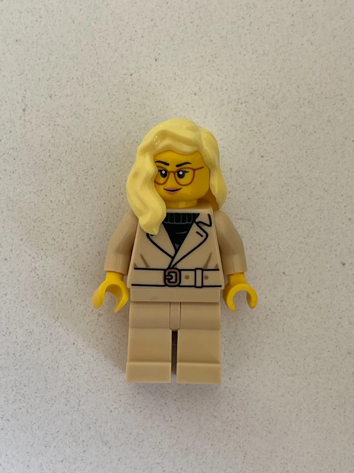 Woman / Lady in Suit Jacket | LEGO Minifigures - Image 1 of 1