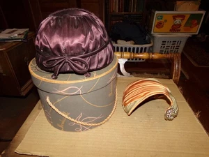 2 Sombreros Aleta Auténticos Vintage Años 20 Muy Bonitos con Caja de Sombreros - Imagen 1 de 7