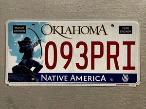 PLACA DE LICENCIA OKLAHOMA DE COLECCIÓN NATIVA AMÉRICA/ARQUERO LETRAS/NÚMEROS ALEATORIOS - Imagen 1 de 2