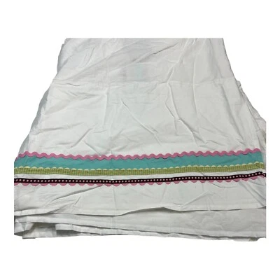 Falda de cama Pottery Barn para niños con punto de coco para niños pequeños blanca con patrón multicolor Foto 1 de 4