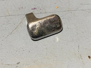 71 72 73 FORD MUSTANG ASIENTO TRASERO PESTILLO MONTAJE LATERAL PERILLA LH D1FZ 6262622 B ORIG - Imagen 1 de 6