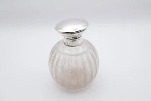 Antigua botella perfumada de vidrio con tapa de plata de ley con sello Birmingham 1921 - Imagen 1 de 13