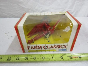 ERTL FARM TRACTOR ACCESSORY CASE CORN PICKER FARM CLASSICS - Picture 1 of 3