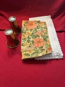 Lot of 6 Vintage Items, 2 Plain & 2 Flower Napkins, 1 Set Salt & Pepper Shakers - Picture 1 of 19