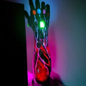 1:1 Replica Iron Man MK85 Battle Damage Nano Gauntlet Infinite LED Handschuhe Spielzeug - Bild 1 von 10