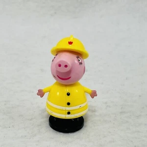 Abd Giocattolo Peppa Pig Figura Pompiere Uniforme Uomo Cuore Rosso Cappello Rigido Cake Topper Mini - Foto 1 di 10