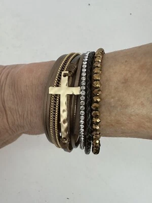 Brazalete cruzado multicapa brazalete magnético broche de puño tono marrón y dorado Foto 1 de 4