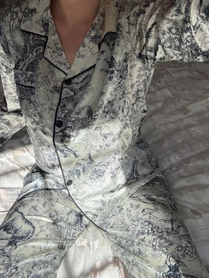 Conjunto de pijama de satén para mujer manga larga con botones ropa de dormir estampado de seda ropa para el hogar Foto 1 de 4