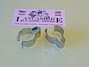PAR DE CLIP DE CABLE MANILLAR TRIUMPH T120 TR6 T140 7/8" BARRAS CROMO 97-4112 HECHO EN EL REINO UNIDO - Imagen 1 de 2