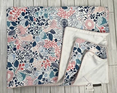 Cobertor de bebê DWELL STUDIO Lovey rosa azul branco floral flanela traseira - Imagem 1 de 4