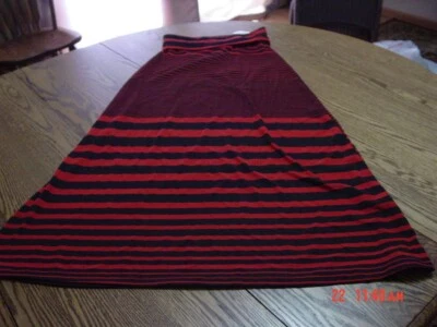 Maxi falda a rayas con top enrollable para mujer de Derek Heart Foto 1 de 4