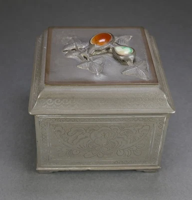 Антикварная китайская оловянная коробка с крышкой из нефрита и сердолика агата летучая мышь и пион - Изображение 1 из 4
