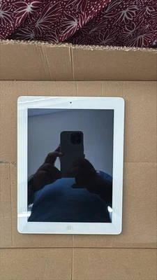 Apple iPad 3rd Gen. 32GB, Wi-Fi, 9.7in - White - Image 1 of 2
