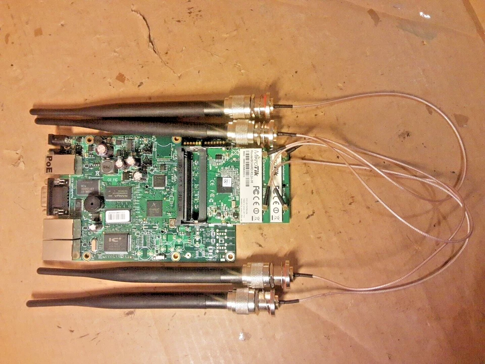 1 X Mikrotik RouterBoard RB433  + 2 x  R52n-M miniPCI network adaptors + ANTENNA - Image 1 of 4