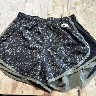 Pantalones Cortos para Correr Nike Dri-Fit Para Mujer Estampado Camuflado Talla Pequeña Foto 1 de 4